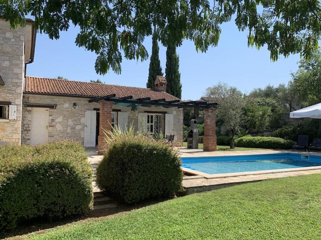 Villa Melissa - Istrisches Steinhaus Mit Pool In Guter Lage Sveti Lovreč Pazenatički Kültér fotó